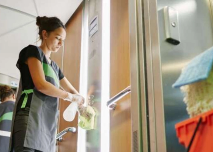 Schoonmaak van gemeenschappelijke ruimtes van gebouwen in HEIST-OP-DEN-BERG 2220